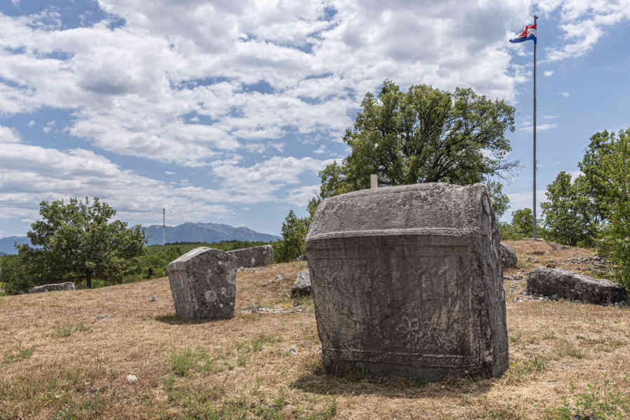 Croacia - Cista Velika - cementerio medieval - tumbas Stecci 03.jpg